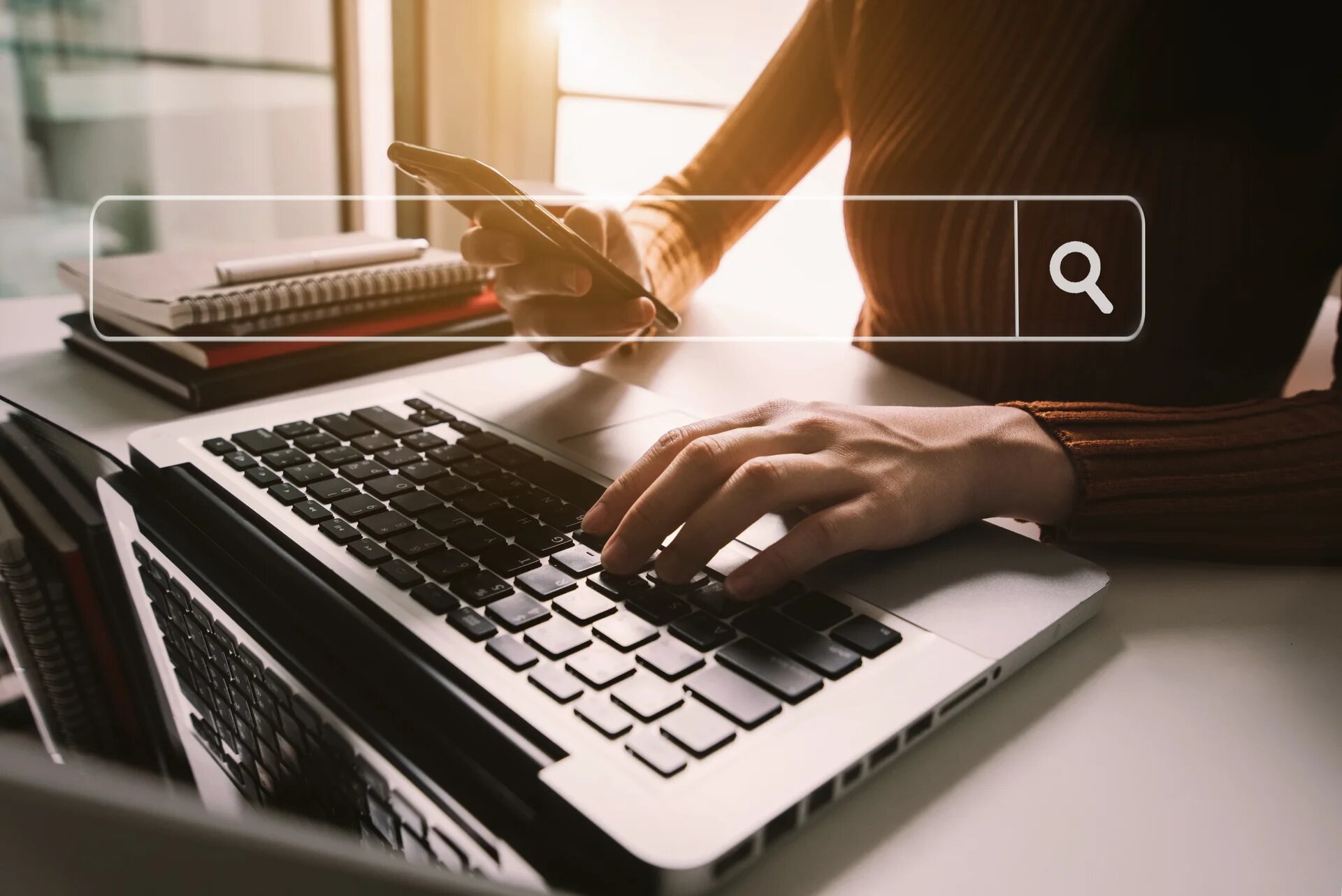 Main d'un homme sur le clavier d'un ordinateur portable