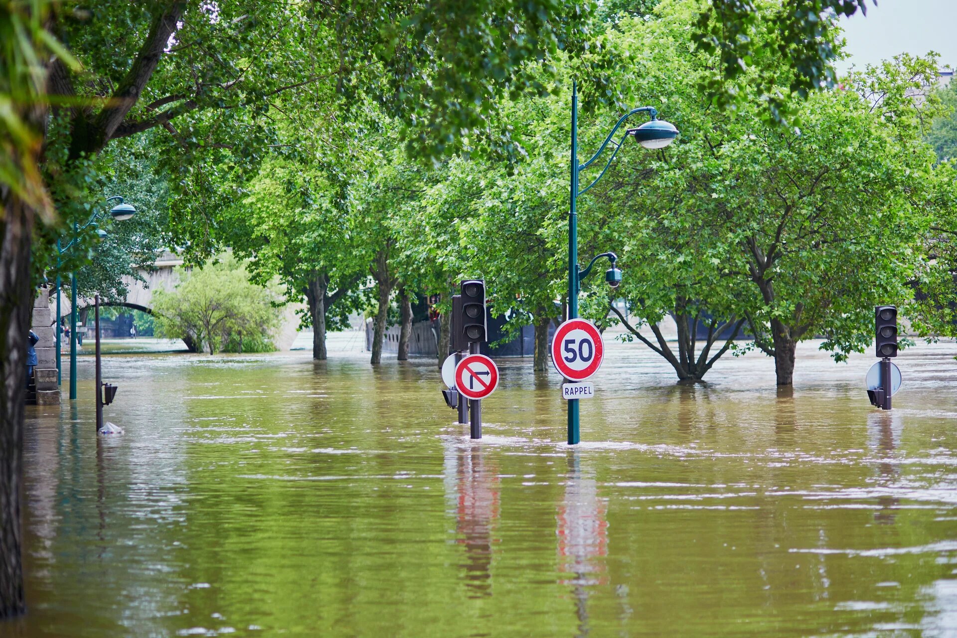 route submergée avec des panneaux de signalisation qui surnagent
