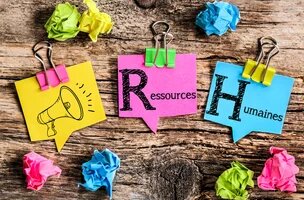 post it où sont écrit les mots "Ressources humaines"