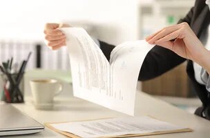 Mains de femme qui déchirent un contrat