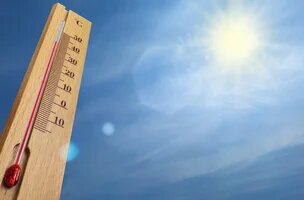 thermomètre qui pointe vers le ciel et un soleil caniculaire, prise de vue par en bas