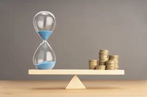 Une balance avec un sablier au sable bleu d'un côté et avec une pile de pièce de l'autre