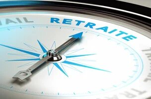 gros plan sur un boussole qui pointe vers le mot "retraite"