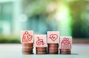 piles de pièce avec des cubes au sommet qui représentent les branches de la sécu